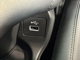 USB接続ジャックを装備!スマートフォンや対応するUSB機器を接続して、音楽などを車内で楽しむことができます。お気に入りの音楽と一緒に、毎日の通勤からロングドライブまで楽しめる便利な装備です。