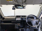 シンプルながら機能性あふれる運転席周りです。 使いやすいスイッチ類の配置によりとても運転しやすいですよ。