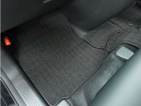Honda認定中古車に新品の純正フロアマットを装着しました。気分よくドライブをお楽しみいただけます♪