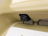 後退時に車両の後ろ側をモニター画面に表示します。車庫入れなどでバックする際に後方確認ができて便利です。車庫入れが苦手な人もこれで安心。