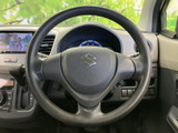 握りやすい形状で、運転席から自然に手を添えられる配置です。メーターや周囲の表示を確認しながら扱いやすく、毎日の移動でも落ち着いて運転に向き合えます。