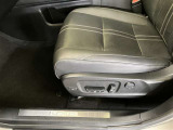 パワーシート搭載。微妙な調整が手軽にでき、ピッタリなポジションで運転することが可能です。