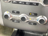 【オートエアコン】一度お好みの温度に設定すれば、車内の温度を検知し風量や温度を自動で調整。暑い&hellip;寒い&hellip;と何度もスイッチ操作をする必要はありません。快適な車内空間には必須の機能ですね♪