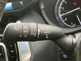 レバーに表示されたマークで操作内容を確認しやすく、運転席から手元で扱える配置です。天候の変化に合わせて必要な操作を行いやすく、日常の運転を支えます。