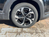 18インチ純正アルミホイールを装備。タイヤサイズは215/55R18となります。