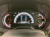 視認性に優れたメーターを採用しており、走行中でも車速や情報が分かりやすく表示されます。運転時の視線移動をむりのない範囲に抑え、快適で安心感のあるドライブをサポートします。