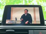 停車中に映像やテレビを楽しめる画面を備え、待ち時間も車内で過ごしやすくなります。表示が見やすく、日常のお出かけ先でも便利に活用いただけます。