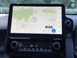 地図が画面いっぱいに表示され、現在地や周辺の道路を確認しやすいナビ画面です。目的地検索や地図の拡大縮小などの項目も見やすく並び、行き先を調べる際に便利に活用できます。