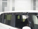 ◆ドアバイザー◆悪天候時にも窓を少し上げて換気を行えるので便利です♪