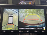 後方映像に加えて車両周辺の様子も画面で確認でき、駐車時の安全確認をサポートします。ガイド線も表示されるため、後退時に進む方向や車両との距離を把握しやすい装備です。