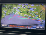 車両後方の映像にガイド線が重なり、駐車時に周囲の状況や進行方向を確認しやすい装備です。画面上の案内表示も見やすく、狭い場所での車庫入れや切り返しをサポートします。