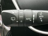 AUTOを含むワイパー関連の表示がレバー上にまとまり、各位置を目で確認しながら扱えます。雨天時の視界確保に関わる操作を手元で行える、実用的な装備です。