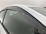 ドアバイザーも付いています。雨の日に少し窓を開けても、雨水が入りにくく、喫煙する方などにも強い味方です。