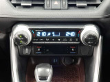運転席と助手席でそれぞれ温度設定出来る左右独立温度コントロールフルオートエアコン♪