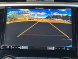 車両後方の映像にガイド線が表示され、駐車時に周囲の状況を確認する際に役立ちます。画面で車両の位置を把握しやすく、バックでの駐車をサポートしてくれる装備です。