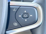【ステアリングスイッチ】運転中、前方から目線をそらさずにオーディオ等の操作ができるよう、適切に配置されたスイッチ類。安心&快適なドライブを演出してくれる便利な機能です。