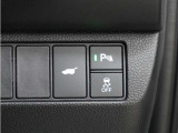 ラゲッジスペースへ荷物を出し入れする際に、予約クローズボタンを押しておけば、車から離れることでテールゲートが自動でクローズする「予約クローズ機能」がついたパワーテールゲートが付いております。