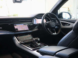 Audiのインテリアは厳選素材を緻密に作りこんだ美しい個々のパーツを、衝撃にも耐えうるよう丁寧に組み上げて、構成されています。見た目に美しく、そして機能的でもあること。これこそがAudiのインテリアの伝統です