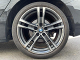 BMWならではの卓越した走りを支えるホイールと足回りです!日本車の走りに慣れている方にもぜひ体感して頂きたいほど、高いレベルでまとまっています!純正18インチアルミホイール。