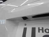 車の後方に小型カメラが付いておりバックする際の後方の様子をモニター上に表示します。