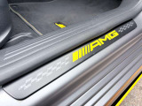 限定車専用イエローイルミネーテッドステップカバー