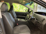 前席はゆったりとした座面とヘッドレストを備え、運転席・助手席ともに落ち着いて座れる印象です。前方の視界も広く、乗り降りの際に車内の様子を把握しやすい配置です。