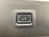 パワーリフトゲートは運転席とリフトゲート側、さらにアドバンストキーでも開閉が可能!開度は無段階にメモリー設定もできます。ゲート内側にタッチセンサーを配置し、手などを挟み込む危険を低減します。