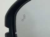 斜め後ろに存在する車を探知。その方向のドアミラー鏡面上にマークを表示し、存在をお知らせしてくれます。また、その方向にウインカーを操作すると、マークの点滅と警告音で注意を促します!