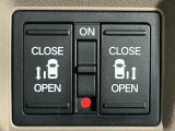 【両側パワースライドドア】両側がパワースライドドアになっており、運転席のスイッチやスマートキーでも開閉が可能です!開口部も広いので乗り降りも楽々♪