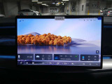 15.6インチの電動回転式のタッチスクリーンを採用