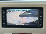 画面で確認できるガイド付きバックカメラです。商業施設や立体駐車場、夜間の後方確認に役立ちます。