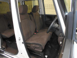 運転席には高さ調整ができる『シートハイトアジャスター機能』が付いています! 自分にぴったりの運転姿勢がとれます