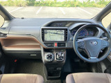 運転席まわりは前方の視界が開け、メーターやナビ画面も目に入りやすい配置です。落ち着いた色合いのシートとすっきりした足元で、毎日の移動もゆったり過ごせます。