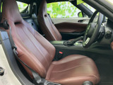 ブラウン系のシートが落ち着いた車内を演出し、座面と背もたれの形状が身体を包み込む印象です。運転席まわりを見渡しやすく、乗り降りの際にも空間を確認できます。