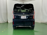 後席の窓には外から車内が見えにくくなるプライバシーガラスを採用。周りを気にせずリラックスして過ごせます