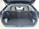 便利な6:4分割可倒式シートです。収納と乗車人数のバランスに優れています♪荷物の大きさに応じたラゲージスペースをフレキシブルに作り出せるので、シーンに応じた使い方ができます♪