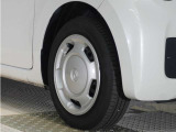 ◆純正ホイール装着車◆シンプルなデザインのホイールキャップ付きです。