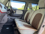 前席は明るいシートカラーにブラウンのアクセントを組み合わせ、車内を落ち着いた雰囲気にまとめています。足元にも空間があり、窓越しの視界も確保されています。