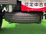 様々な現場で活躍するため,もしもの時の為にスペアタイヤが荷台下に収納されています