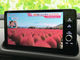 テレビ映像を画面で楽しめる装備です。停車中の休憩時間などに番組を視聴でき、画面上の操作項目から必要な選択が行えます。待ち時間を過ごす際にも活用しやすい、うれしい装備です。