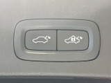 【パワーバックドア】スマートキーや運転席のボタンを押すだけでリアゲートが自動で開閉します!荷物を持っている時や、高い位置にあるバックドアを閉める際に便利な機能です。