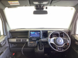 運転席は、大きな座面と包み込むような背もたれがドライバーの身体全体をしっかり支えます。上質なシート素材と座り心地のよいクッションを採用し、長時間の運転やコーナーの多い道も快適です