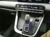 希望する温度を一度設定するだけで、車内の温度センサーや日射センサーが状況を感知し、【温度】【風量】【吹き出し口の切替】を自動的にコントロールしてくれるオートエアコン機能付きです♪実は燃費にも優しいんで