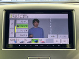 ラジオやテレビ、AUXなどの選択項目が画面下に並び、放送局の切り替えや表示内容の確認ができます。音声や映像の利用時も、項目を見比べながら選べて便利です。