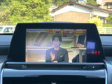 画面でテレビ番組を視聴できる装備を備えています。停車中の休憩時間などに映像を楽しめるのが便利なポイント。画面の表示も見やすく、車内で過ごす時間の楽しみが広がります。