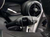 MINIの運転席操作部は、中央に構えるディスプレイが最大の特徴です。航空機を思わせるトグルスイッチなど、直感的で遊び心のあるメカニカルな操作感が、ゴーカートのような走りの高揚感を高めます。