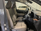 前席は落ち着いた色合いのシートで、ゆったりと腰掛けられる空間です。運転席からの見通しもよく、乗り込んだ際の視界の広さを感じていただけます。