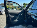 助手席ドア内側に目立つ傷や汚れは見当たりません。