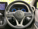 握りやすい形状で、左右にスイッチ類を備えたステアリングです。運転姿勢のまま必要な操作へ手を伸ばしやすく、前方を確認しながら扱える便利な装備となっています。