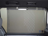 セカンドシートの窓ガラスには日よけのシェードを装備しています。強い日差しのカットに、プライバシー対策としても重宝します。
